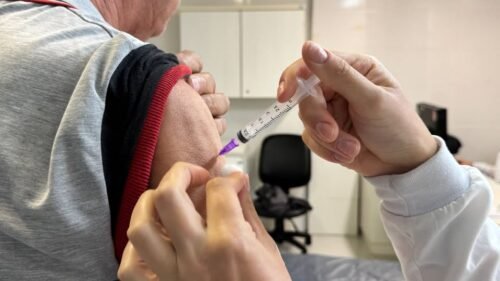 CAMPANHA DE VACINAÇÃO CONTRA GRIPE IMUNIZA 473 PESSOAS NO PRIMEIRO DIA DE ATIVIDADE NO MUNICÍPIO DE OSÓRIO
