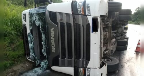 Carreta carregada de salsichas tomba e é saqueada enquanto motorista precisava de ajuda, em São Mateus no Sul no PR