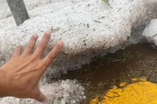 CHUVA INTENSA DE GRANIZO PROVOCA ESTRAGOS E DEIXA UM RASTRO DE DESTRUIÇÃO NA CIDADE DE VACARIA; NO INTERIOR DO RS