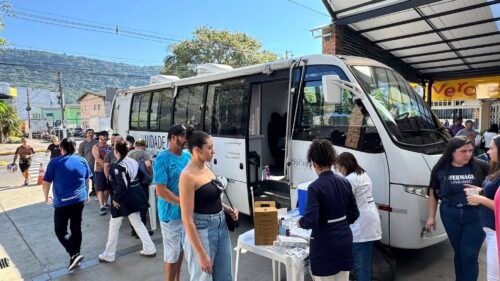 UNIDADE MÓVEL DA SAÚDE ESTEVE NESTE SÁBADO NO LARGO DOS ESTUDANTES SÔNIA CHEMALE PARA A CAMPANHA DE VACINAÇÃO CONTRA GRIPE