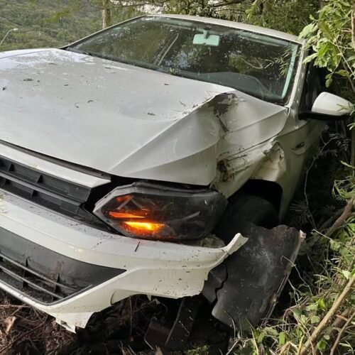 Condutora perde o controle e colide em árvore no acesso ao Morro da Borrússia, em Osório