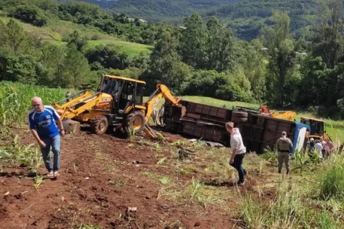 Acidente com ônibus que levava estudantes provoca mortes em Imigrante