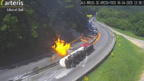 Carreta de combustível explode, deixa rastro de fogo e interdita Morro dos Cavalos na BR-101