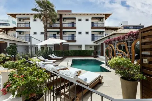 Hotel “pé na areia” no litoral catarinense tem reservas disponíveis para o feriado de 1º de maio