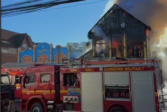 Incêndio de grandes proporções consome restaurante em Gramado 1 Imagem do WhatsApp de 2025 04 29 as 09.27.41 d772c631
