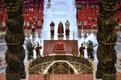 Velório do papa Francisco começa e fiéis se despedem na Basílica de São Pedro