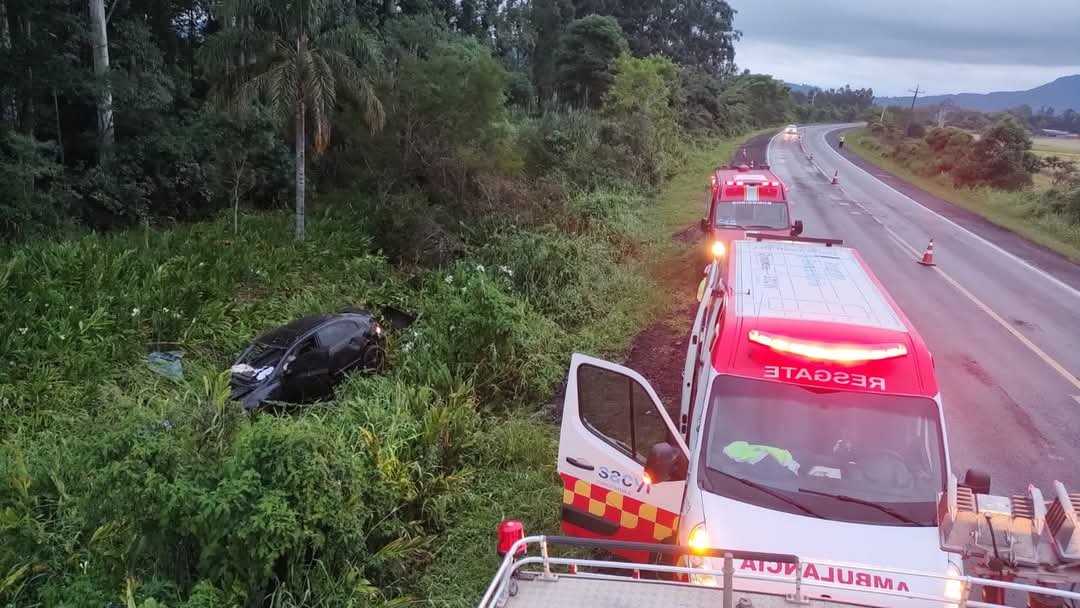 Saída de pista deixa uma mulher morta e cinco feridos na RSC-287 em Candelária