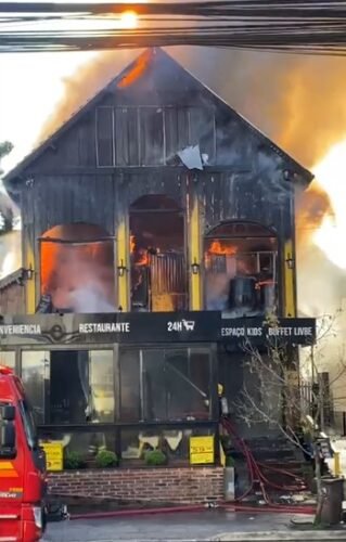 Incêndio de grandes proporções consome restaurante em Gramado