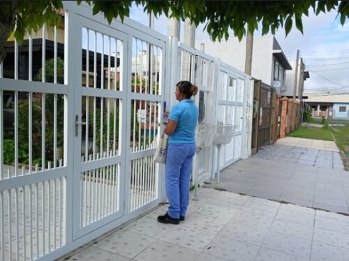 Corsan leva informações a moradores do bairro Zona Nova, em Tramandaí, sobre as obras de esgoto em andamento