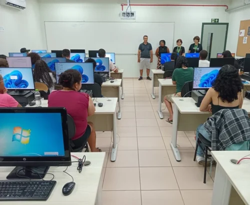Estudantes da EJA da Escola Albatroz são recepcionados no campus para a primeira aula do curso Operador de Computador