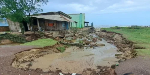 Chuva colapsou casa e deixou ruas inundadas em Balneário Pinhal