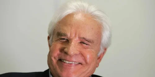 Voz de Cid Moreira é recriada com IA para narrar mensagens da Bíblia