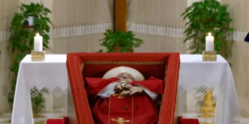 Vaticano publica primeiras imagens do papa Francisco no caixão