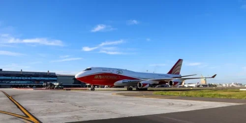Avião cargueiro de grande porte, Boeing 747-400F pousa no Salgado Filho