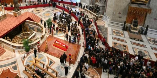 Mais de 60 mil fiéis visitam o velório do papa Francisco