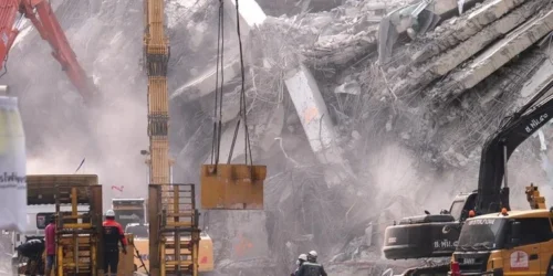 Homens são resgatados dos escombros com vida cinco dias após terremoto em Mianmar