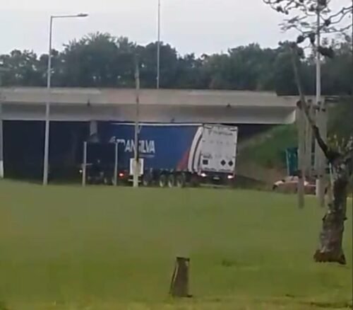 Caminhão fica preso em viaduto na ERS-030, em Osório