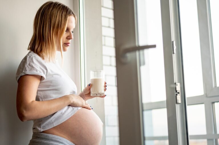 Nutricionista reforça a importância do leite para a saúde da mulher durante a gestação 21 20250509 Gestante bebendo leite Freepik