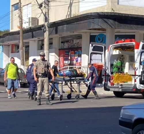 Acidente entre carro e moto deixa motociclista ferido no centro de Osório