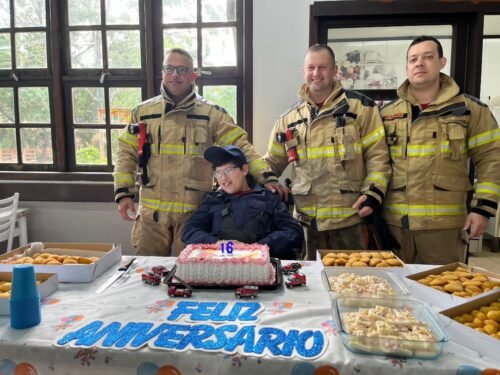 Bombeiros surpreendem aluno da APAE de Osório em Festa de Aniversário