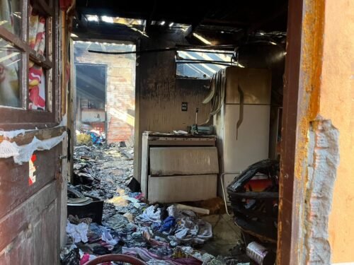 Incêndio destrói residência nos fundos de casa no bairro Glória, em Osório