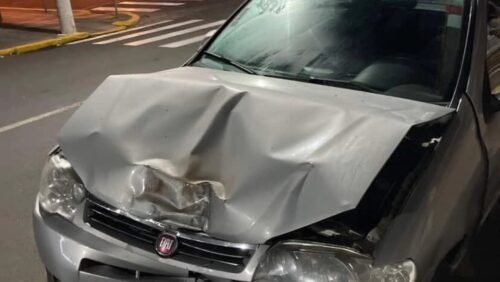 Um acidente de trânsito registrado na noite deste sábado (3) deixa um ferido e vários veículos danificados