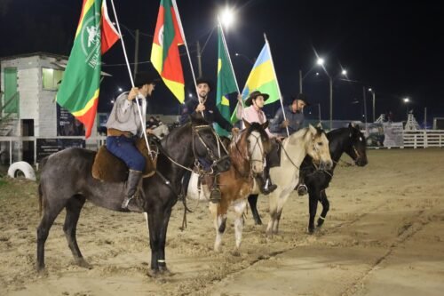 HOMENAGENS MARCARAM NOITE DE ABERTURA DO XVIII RODEIO CRIOULO INTERNACIONAL DE IMBÉ 9 496193647 715556987699112 4758954184094309597 n