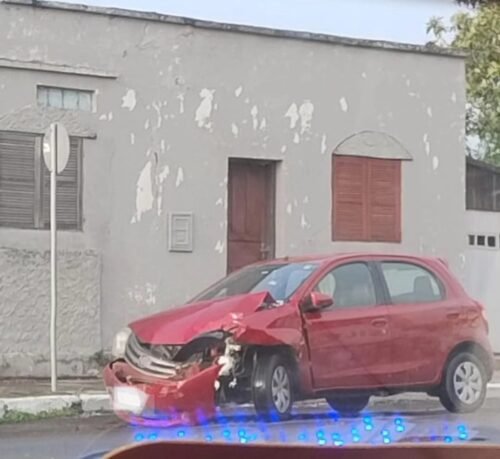 Colisão entre carro e caminhão no bairro Glória, em Osório, resulta em danos materiais
