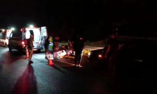 Casal sofre ferimentos após moto colidir com canteiro no viaduto da Estrada do Mar