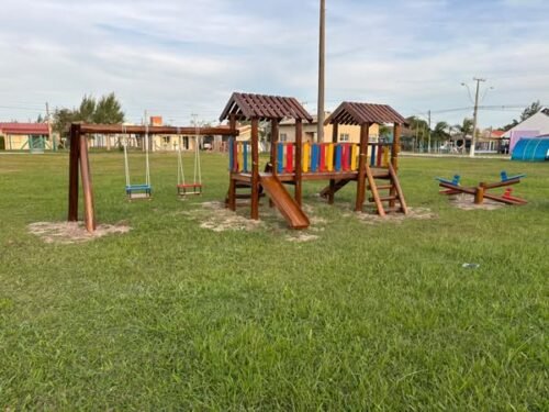 CONCLUÍDA A INSTALAÇÃO DE BRINQUEDOS NOVOS EM 25 PRAÇAS DE OSÓRIO