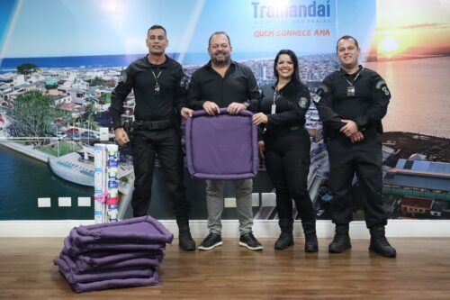 Mantas térmicas e camas pet confeccionadas pelos próprios detentos da Penitenciária Modulada Estadual de Osório foram entregues ao prefeito, em exercício, de Tramandaí vereador Clairton Sessim.