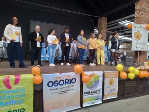 PANFLETAGEM E APRESENTAÇÃO ARTÍSTICA MARCAM ATIVIDADE DE COMBATE À EXPLORAÇÃO SEXUAL DE CRIANÇAS E ADOLESCENTES EM OSÓRIO