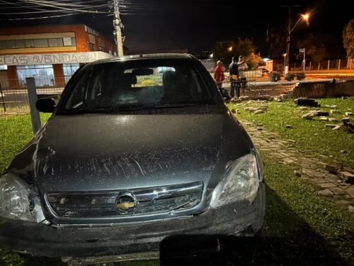 Colisão entre veículos derruba muro de residência no centro de Osório 1 500552686 9582668995164742 3744905090283783141 n