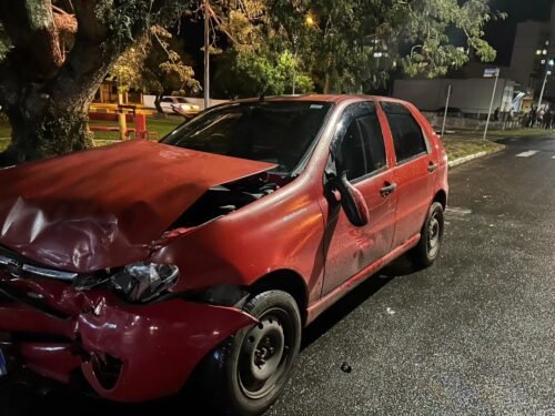 Colisão entre veículos derruba muro de residência no centro de Osório