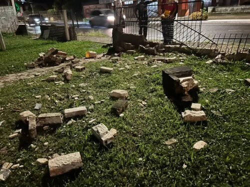 Colisão entre veículos derruba muro de residência no centro de Osório 3 501564901 9582668988498076 4784558923273799581 n
