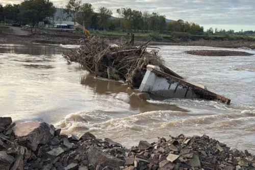 Ponte entre Travesseiro a Marques de Souza parcialmente destruída pela chuva tem previsão de reabertura em 10 dias
