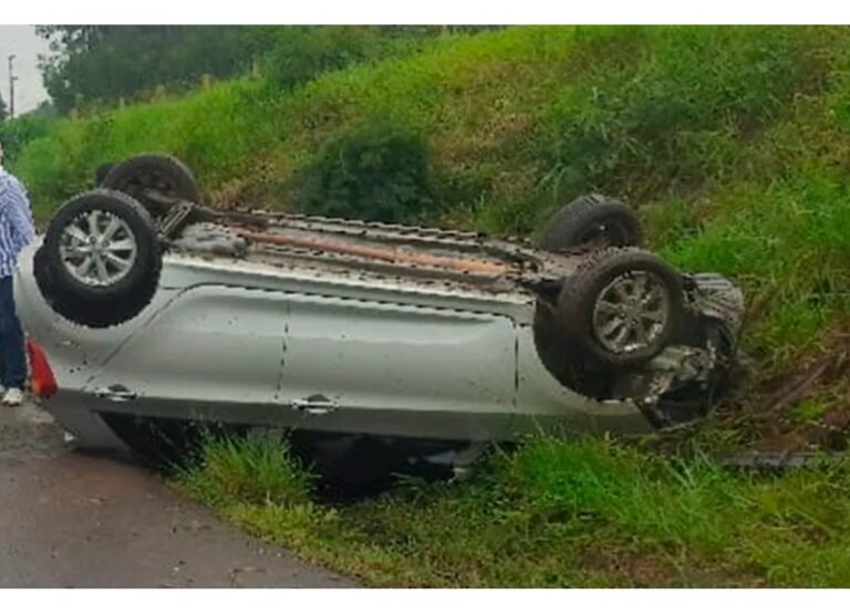 carro capotado