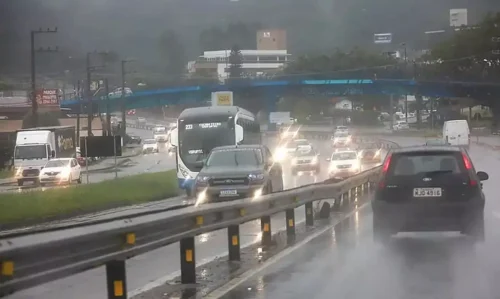 Ciclone provoca chuva intensa, ventos fortes e destruição no Rio Grande do Sul