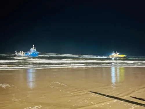 Lancha da Petrobras encalha próximo da barra do Rio Tramandaí em Imbé