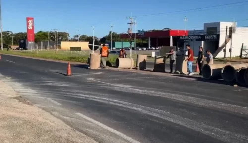 Daer bloqueia canteiro central da ERS 030 no acesso ao Stok Center e bairro Cruzeiro do Sul