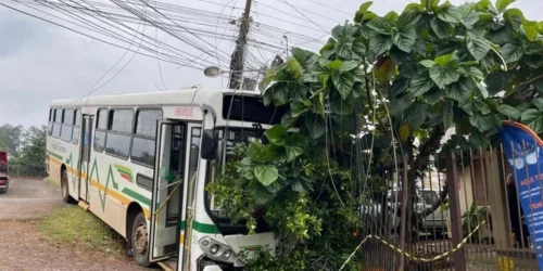 Motorista de ônibus desce para ajustar para-brisa e morre atropelado por próprio veículo em Lajeado