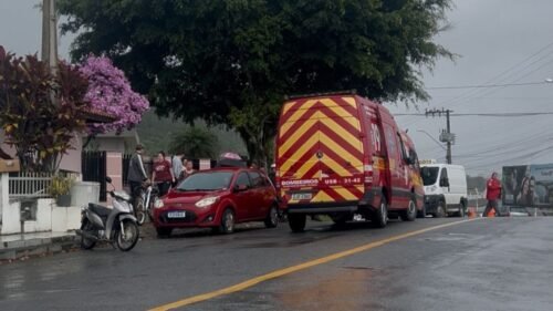 Bicicleta elétrica derrapa em rua molhada e adolescente de 15 anos morre atropelada em SC