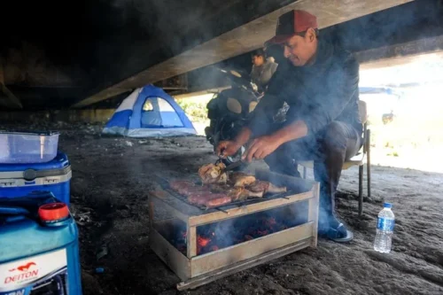 Região das Ilhas: Moradores voltam a acampar na BR 290 por conta dos alagamentos 1 25062025 ilhas 6427