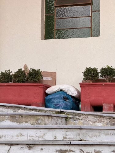 Ausência de local durante o dia, para moradores em situação de rua, gera preocupação e problemas nos locais escolhidos como abrigo