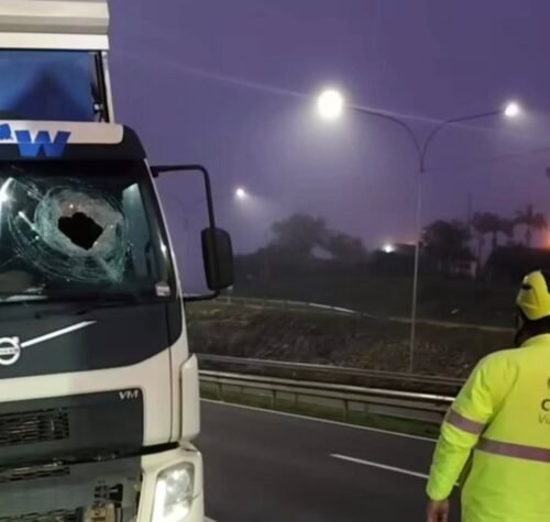 IMAGENS DA CCR PODEM REVELAR COMO PEDRA ATINGIU CAMINHÃO NA BR 386, EM LAJEADO, PROVOCANDO A MORTE DO MOTORISTA