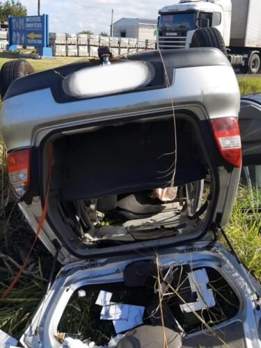 Capotamento na RS‑030, em Osório, deixa mulher ferida