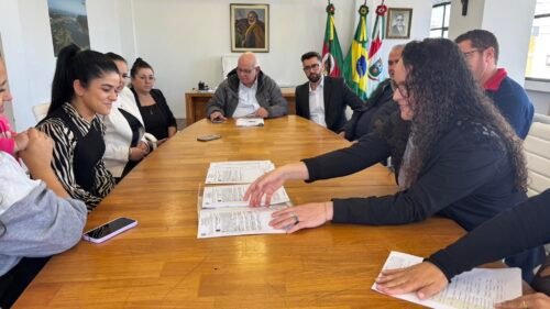 FAMÍLIAS DE OSÓRIO RECEBEM AS PRIMEIRAS MATRÍCULAS DOS SEUS TERRENOS PELO REURB