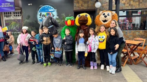 BONECOS ANIMAM A CRIANÇADA QUE VISITA A 39ª FEIRA DO LIVRO DE OSÓRIO NESTA QUARTA-FEIRA