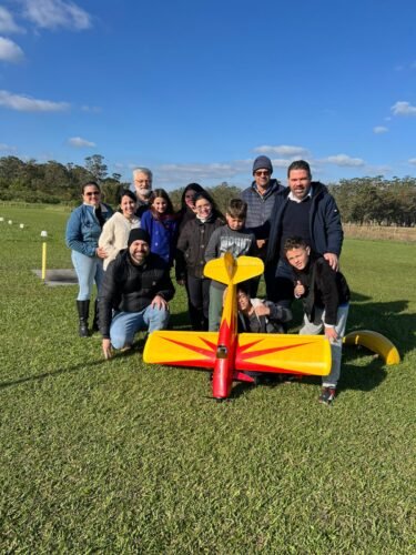 ESTUDANTES DA REDE MUNICIPAL PARTICIPAM DE AULAS DE AEROMODELISMO EM OSÓRIO NO TURNO INVERSO DA AULA