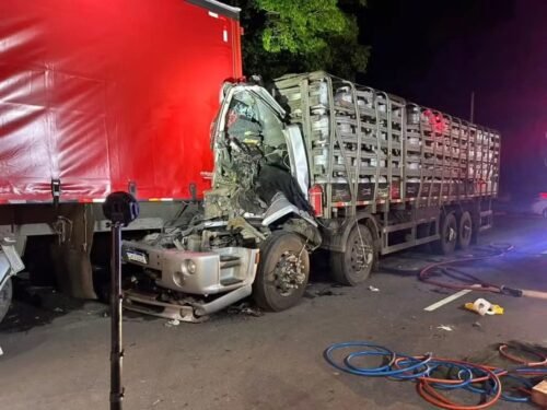 Motorista fica ferido após bater caminhão carregado com botijões de gás em Canoas